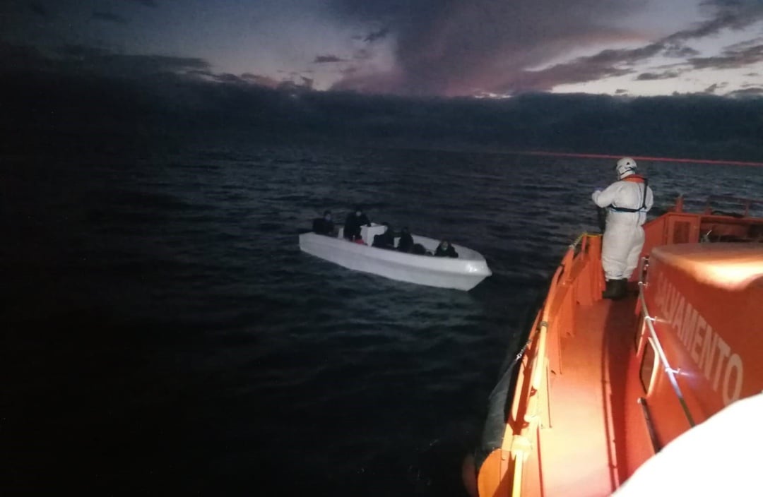 Imagen de archivo de una operación de rescate de una patera en alta mar