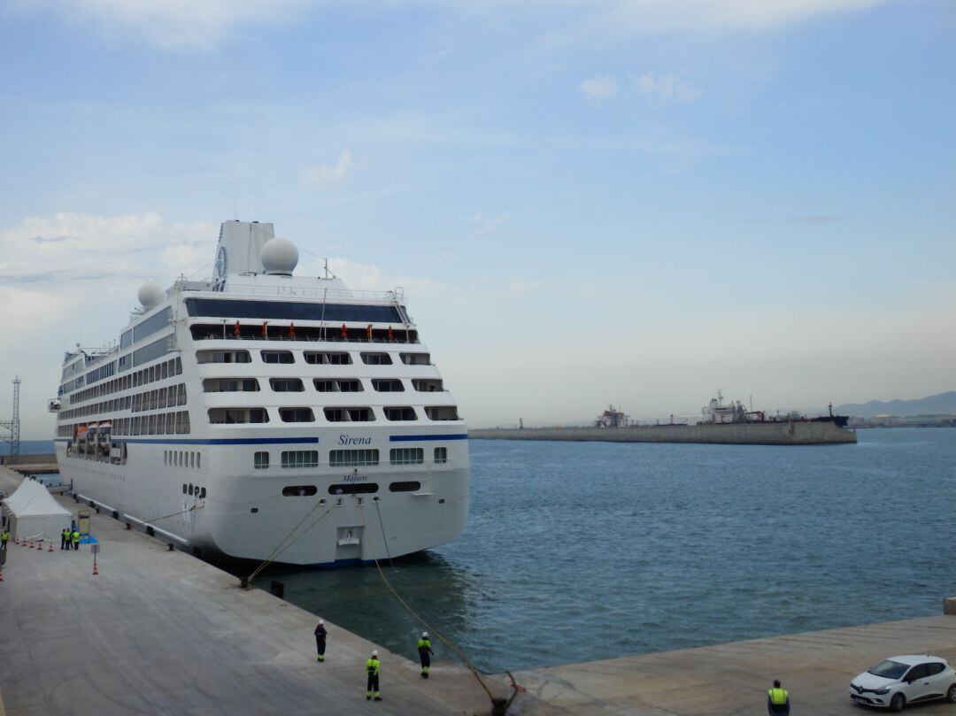El buque Sirena ha recalado a primera hora de la mañana en el muelle de Cruceros de PortCastelló con 401 tripulantes y 658 pasajeros a bordo