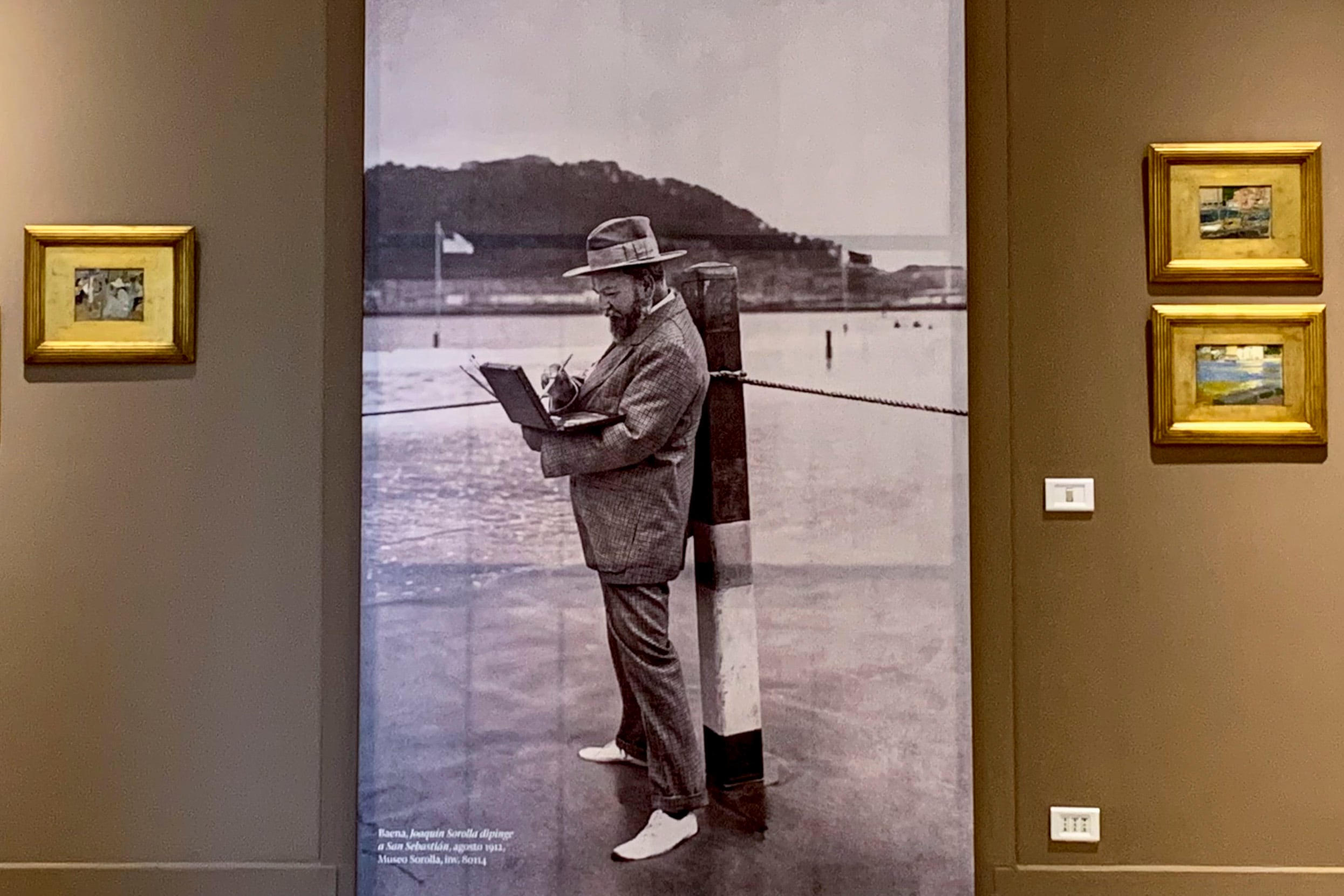 ROMA (ITALIA), 20/03/2023.- Vista de un retrato de Sorolla y varias de sus obras expuestas en la muestra "Joaquín Sorolla, destellos de luz y color" en la Real Academia de España en Roma (Italia). EFE/ Raül Martínez Mendo