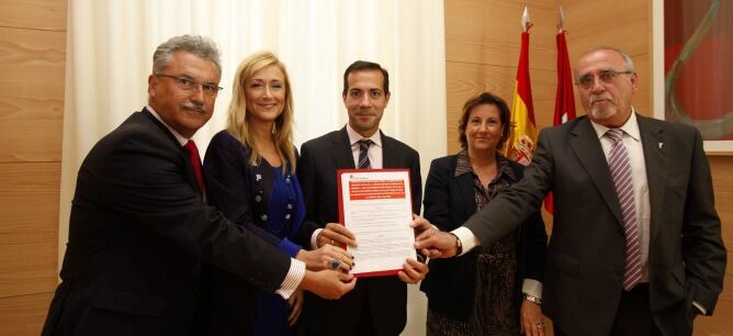 Momento de la firma del protocolo en la sede de la Consejería de Asuntos Sociales