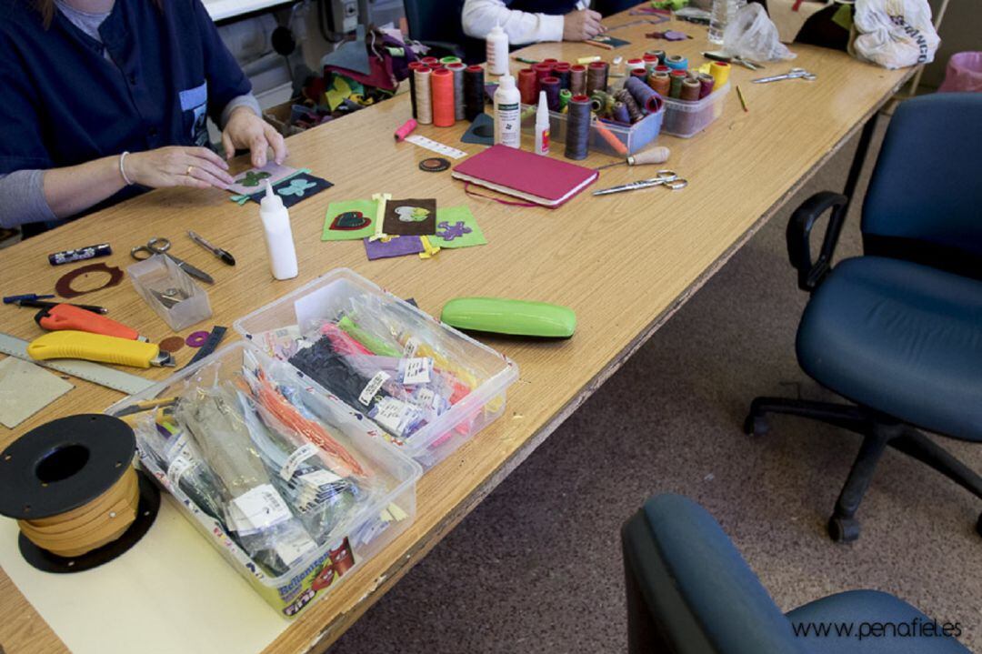 Mesa de trabajo del Taller Ocupacional de la villa