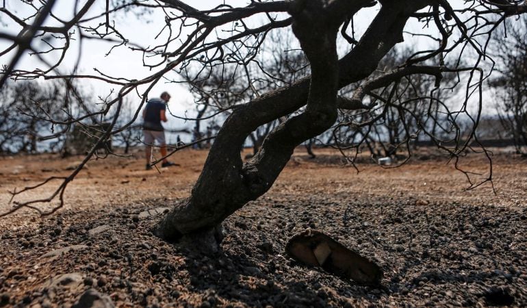 La sandalia de una víctima localizada en el lugar donde se encontraron 26 cadáveres calcinados, tras el incendio registrado en Mati (Grecia).