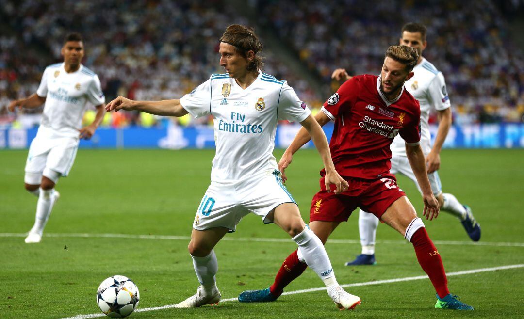 Lallana intenta robar un balón a Modric en la final de la Champions entre Real Madrid y Liverpool