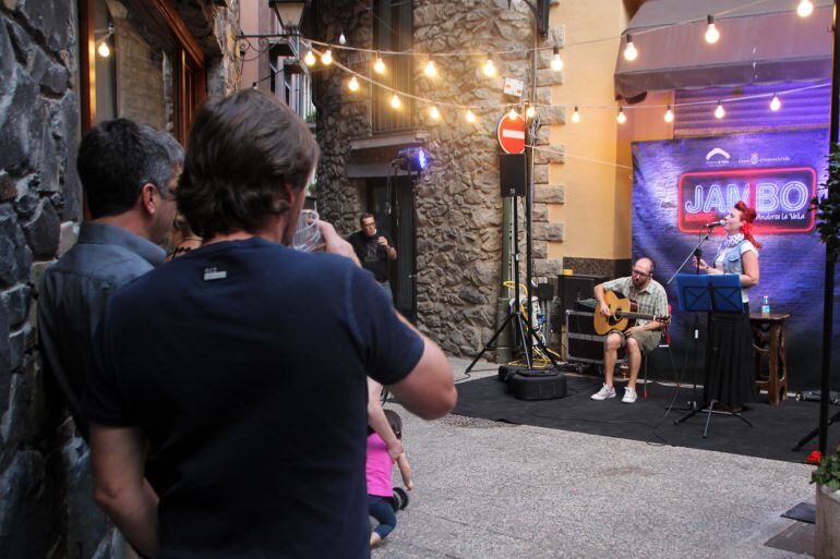 Les actuacions musicals es veuran gravades amb un 7% ja siguin gratuïtes o de pagament en concepte de drets d'autor segons les tarifes aprovades per l'SDADV