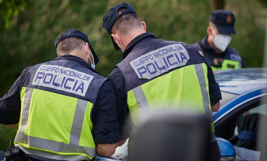 Dos agentes de Policía Nacional.