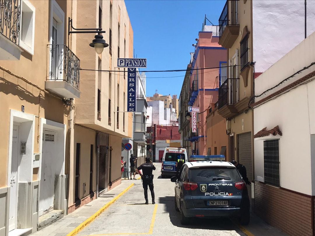 La Policía controla los accesos a la pensión Zagora en Algeciras