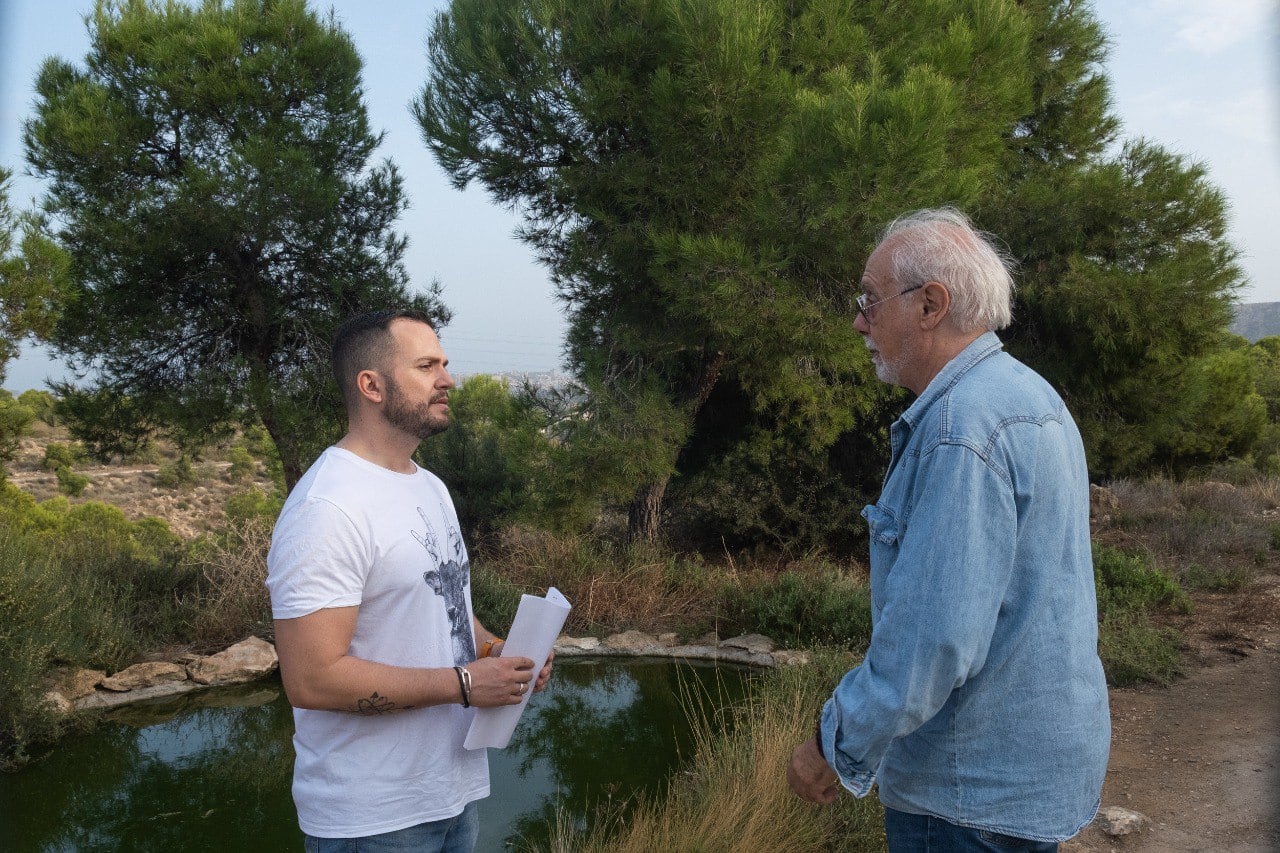 El edil de Compromís, Rafa Mas, en Monte Orgegia junto a vecinos del barrio