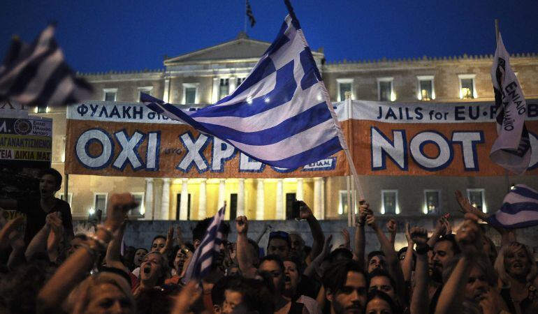 Manifestantes por el NO en la plaza Syntagma frente al edificio del parlamento griego en Atenas (Grecia).