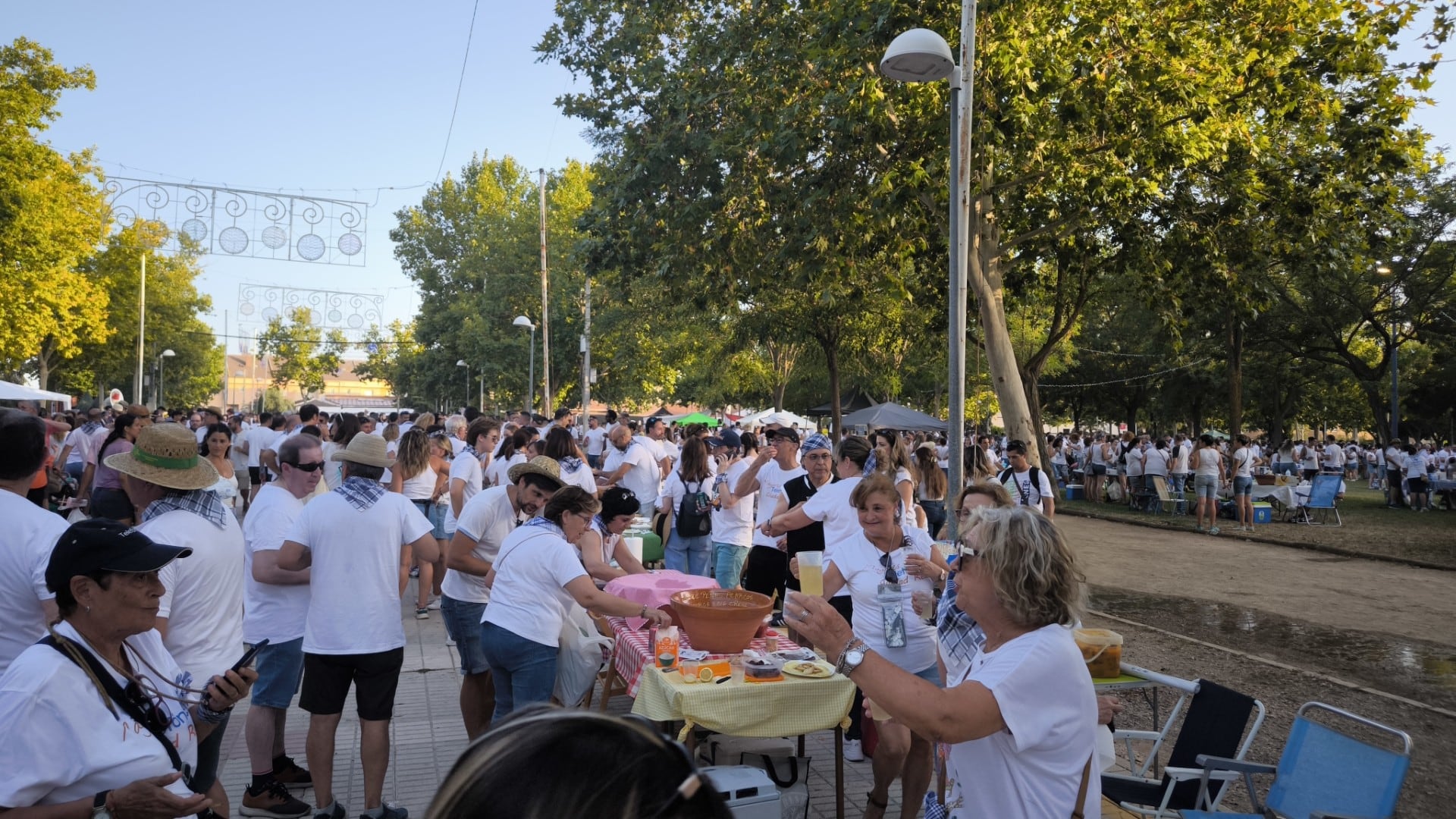 Ambiente en la explanada del recinto ferial durante el concurso de limoná