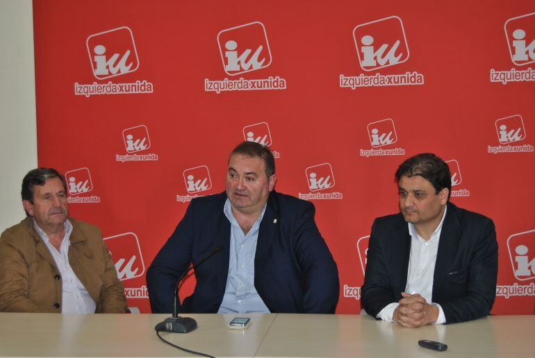 El nuevo Coordinador general de IU de Asturias, Ramón Argüelles, en el centro, acompañador por Fernando Díaz Rañón (izquierda) y Alejandro Suárez (drcha.) 