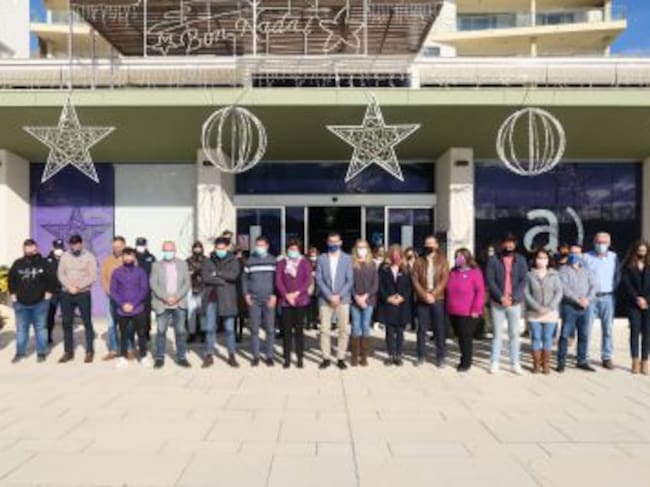Imagen del minuto de silencio en el Ayuntamiento de Sant Antoni