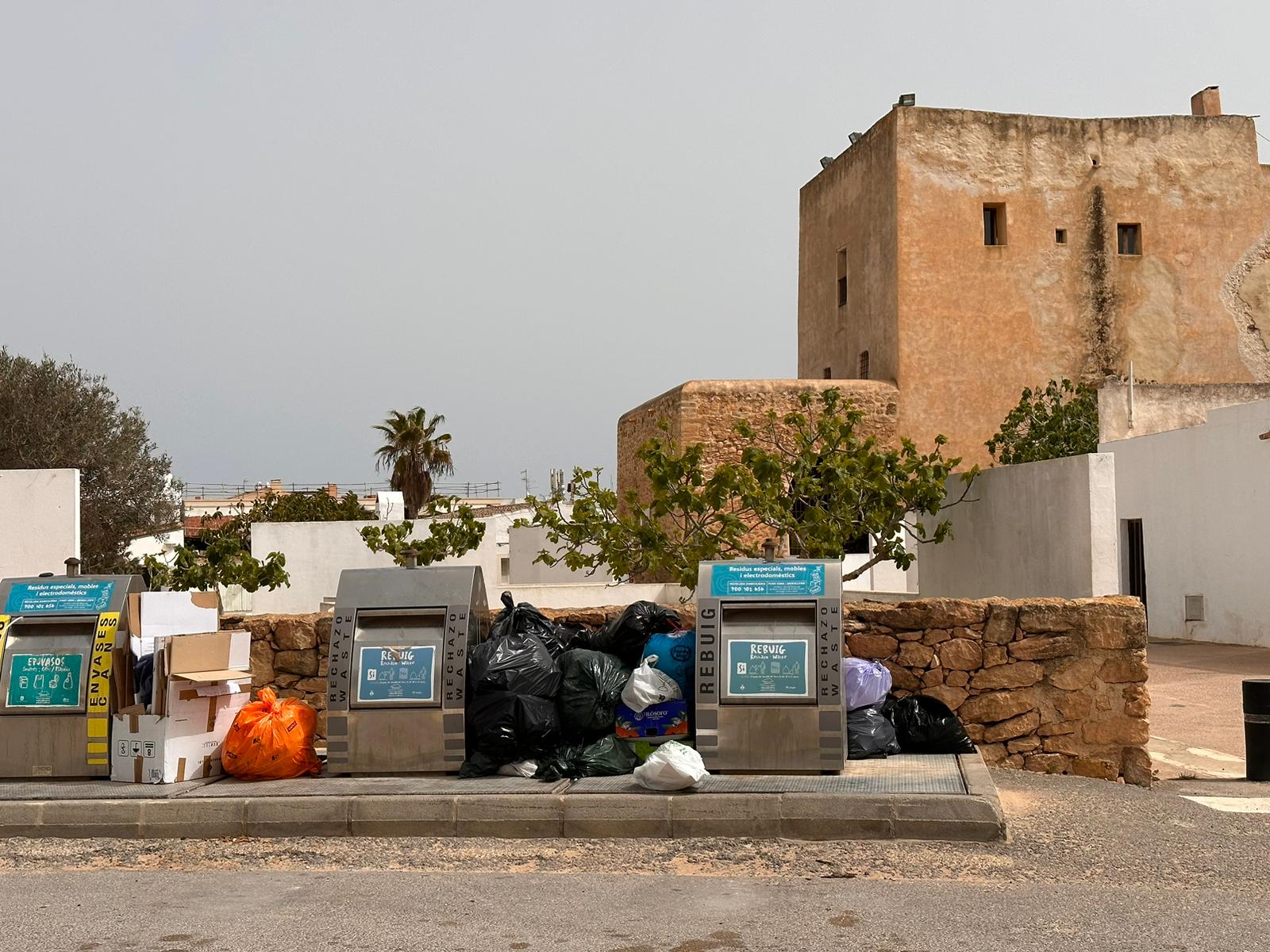 Basura acumulándose en los contenedores este viernes