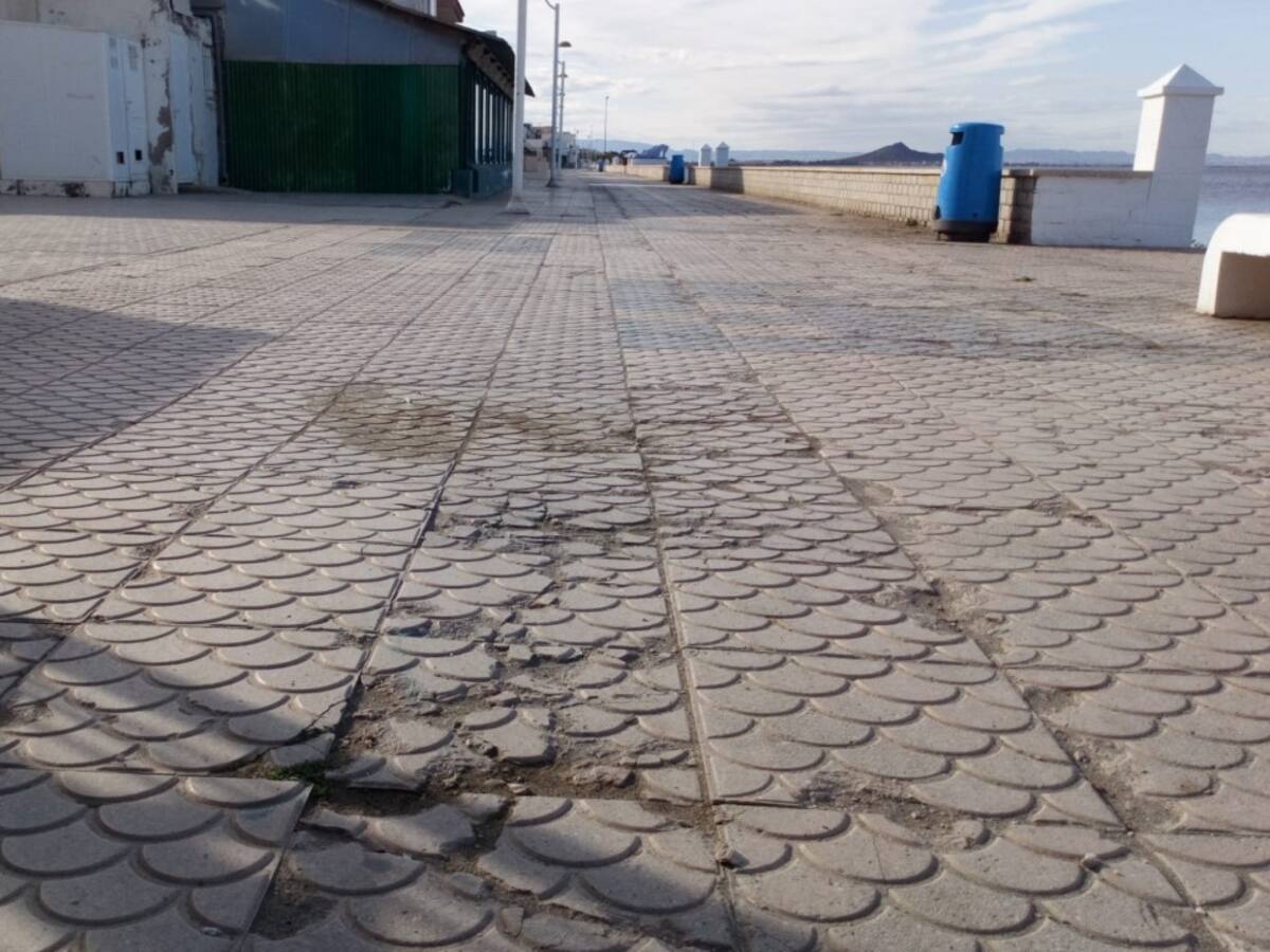 Vecinos de Los Nietos piden la reforma del paseo marítimo