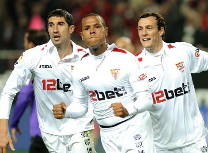 Luis Fabiano celebra uno gol con la camiseta del Sevilla