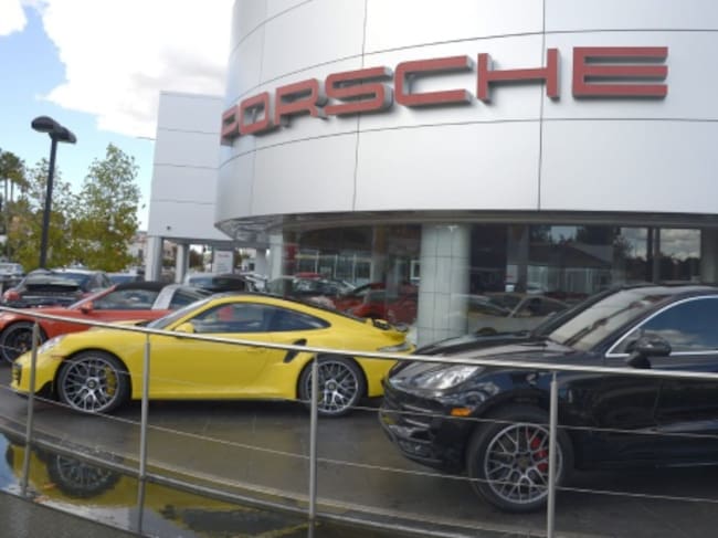 Un Porsche Cayenne (d) se exhibe en un punto de venta de la marca hoy, martes 3 de noviembre de 2015, en Woodland Hills, California, EE.UU