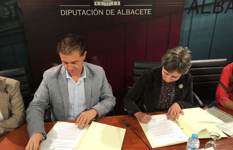 Santiago Cabañero, presidente de la Diputación de Albacete, y Araceli Martínez, directora del Instituto de la Mujer