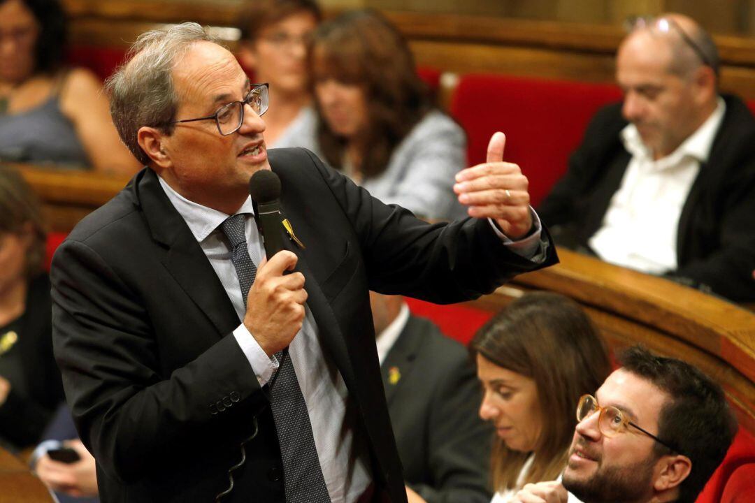 El presidente de la Generalitat, Quim Torra, responde a una pregunta de la oposición.