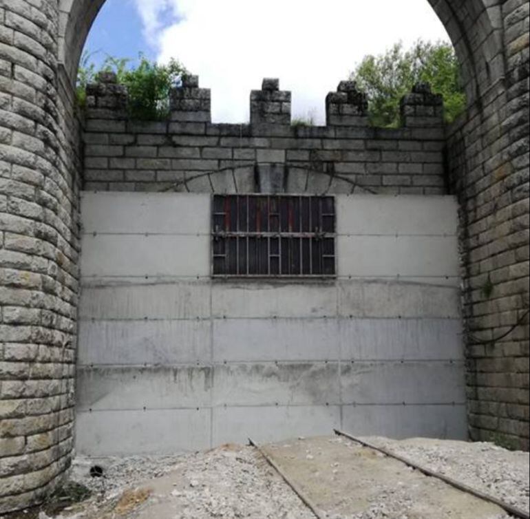 Boca sur del túnel de Robregordo de la vía Madrid-Aranda-Burgos tras ser sellado para impedir el acceso a su interior.