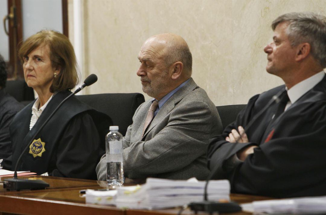 El juez Miguel Florit junto a su abogado, Josep Zaforteza, durante el juicio al que acude por estar acusado de vulnerar el secreto profesional periodístico al requisar móviles a periodistas y rastrear sus llamadas en 2018