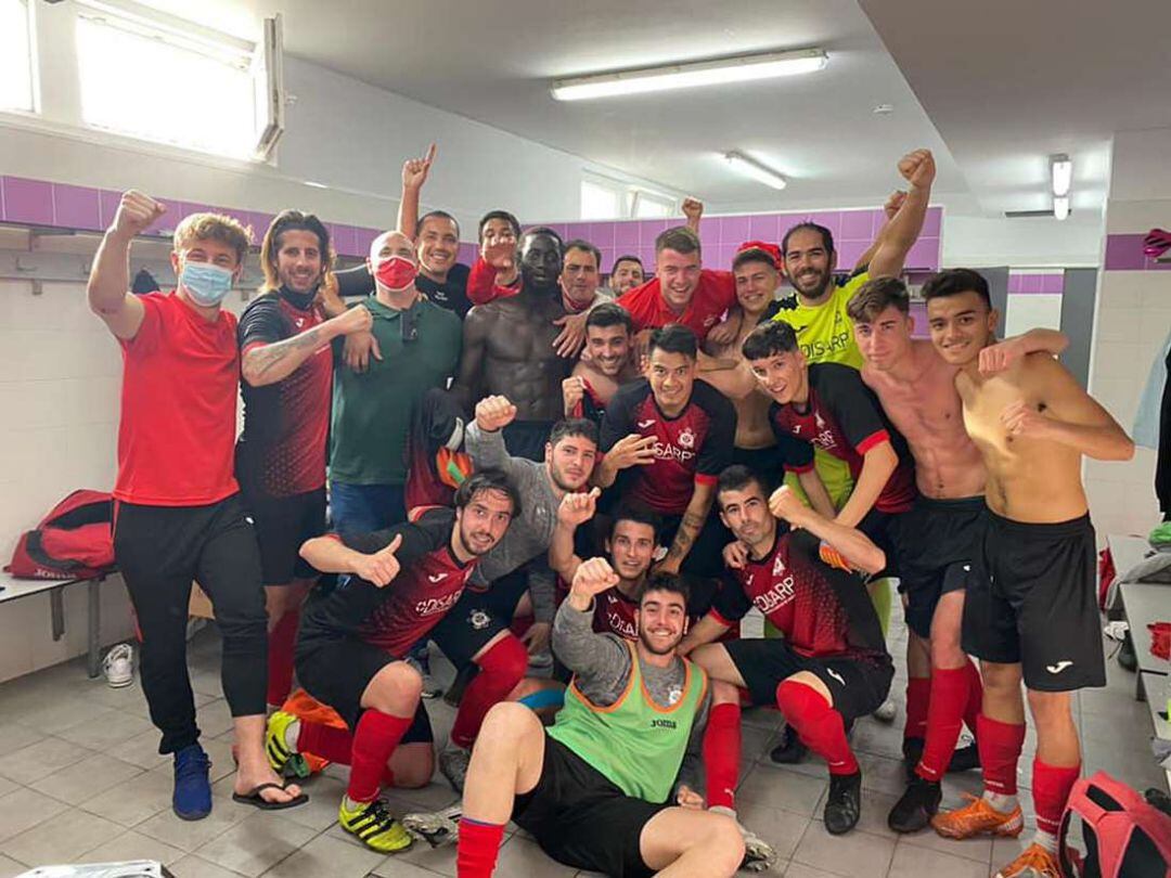 Los jugadores graueros celebran la victoria contra el Dénia