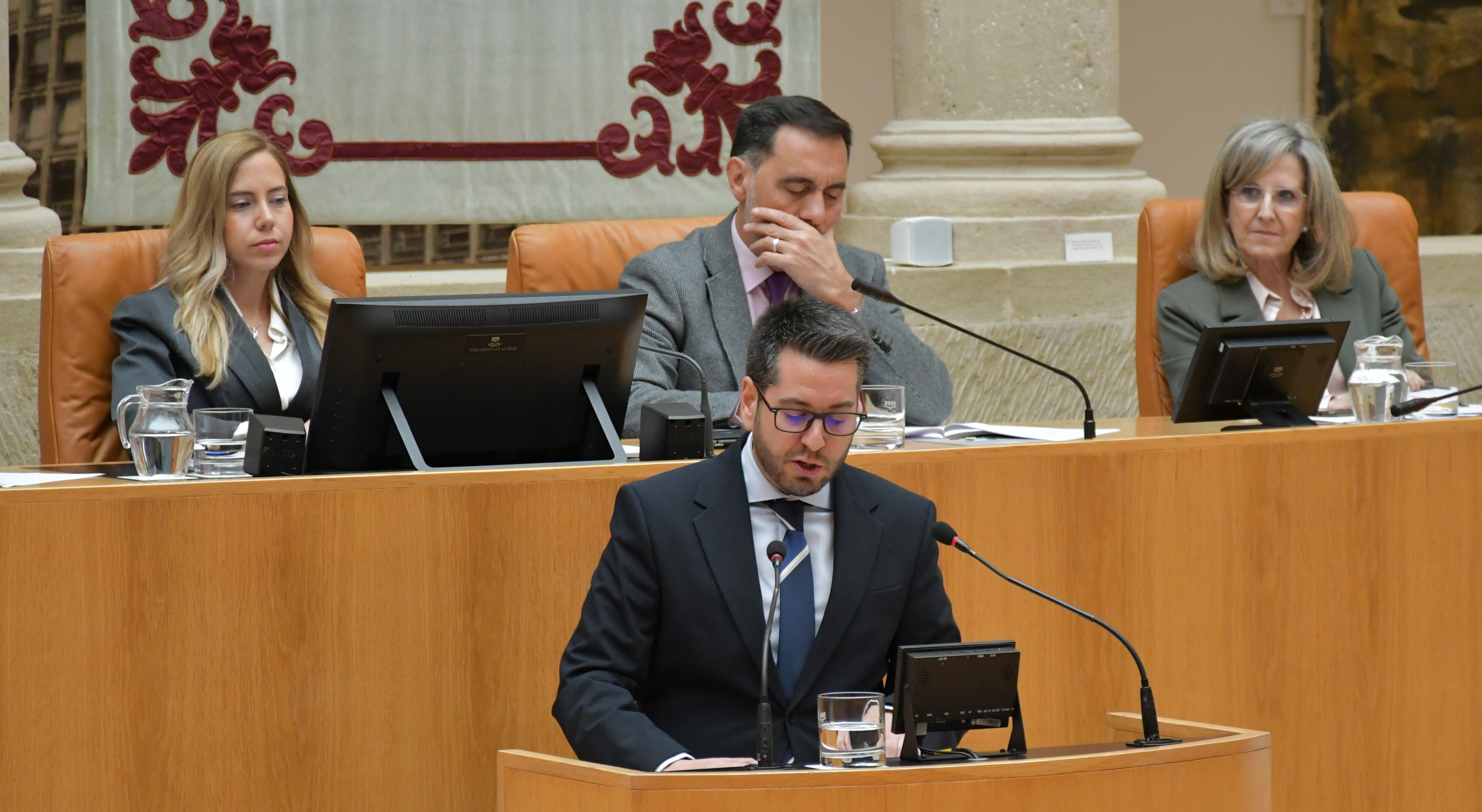 El portavoz del PSOE, Javier García, defiende en el Parlamento el rechazo al presupuesto de La Rioja para 2024 | PSOE La Rioja