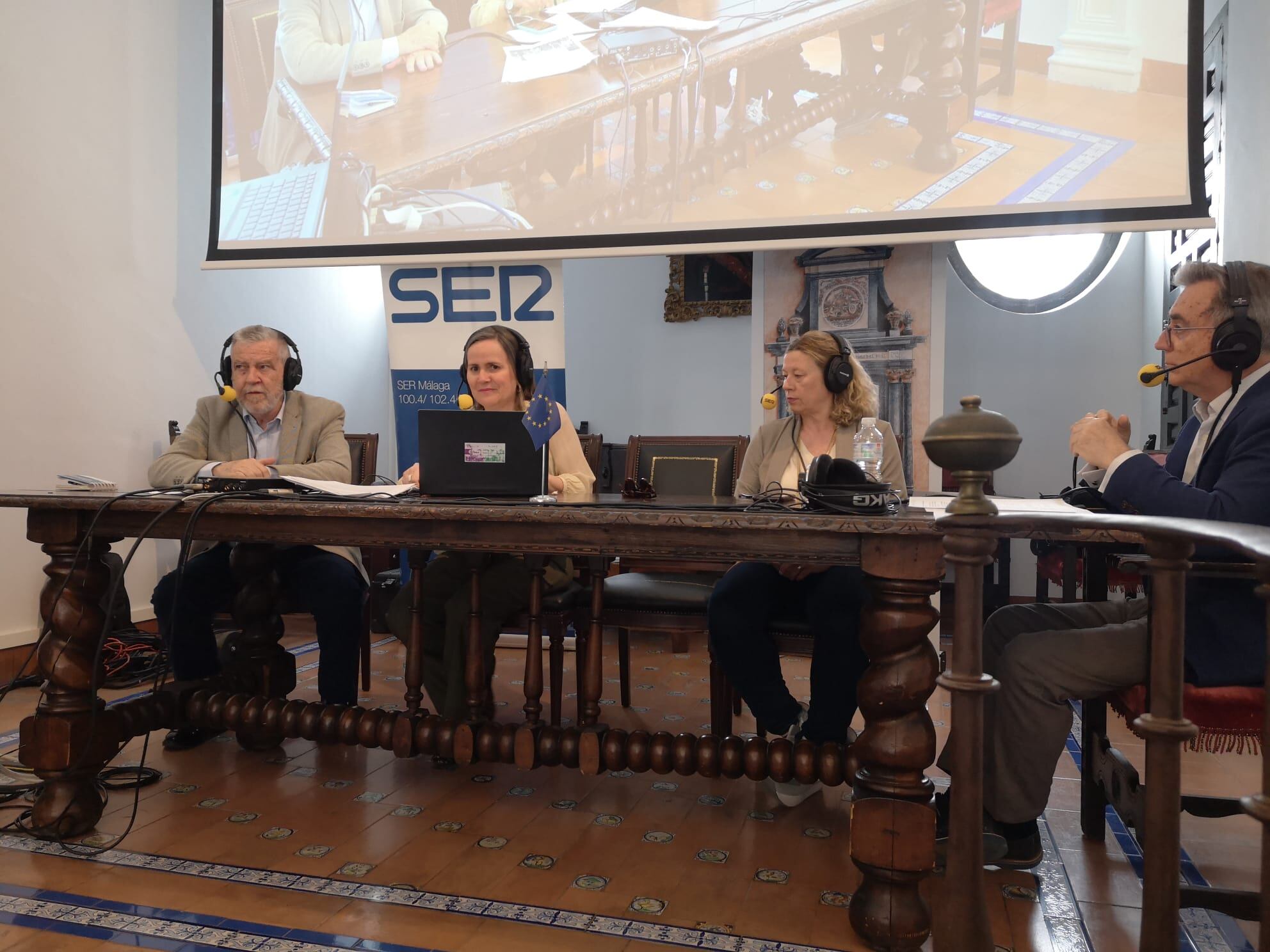 De izquierda a derecha el presiente de la Económica del País, José María Ruiz Povedano, Esther Luque de SER Málaga, Magdalena Martín, catedrática de la UMA e Ignacio Martínez, periodista