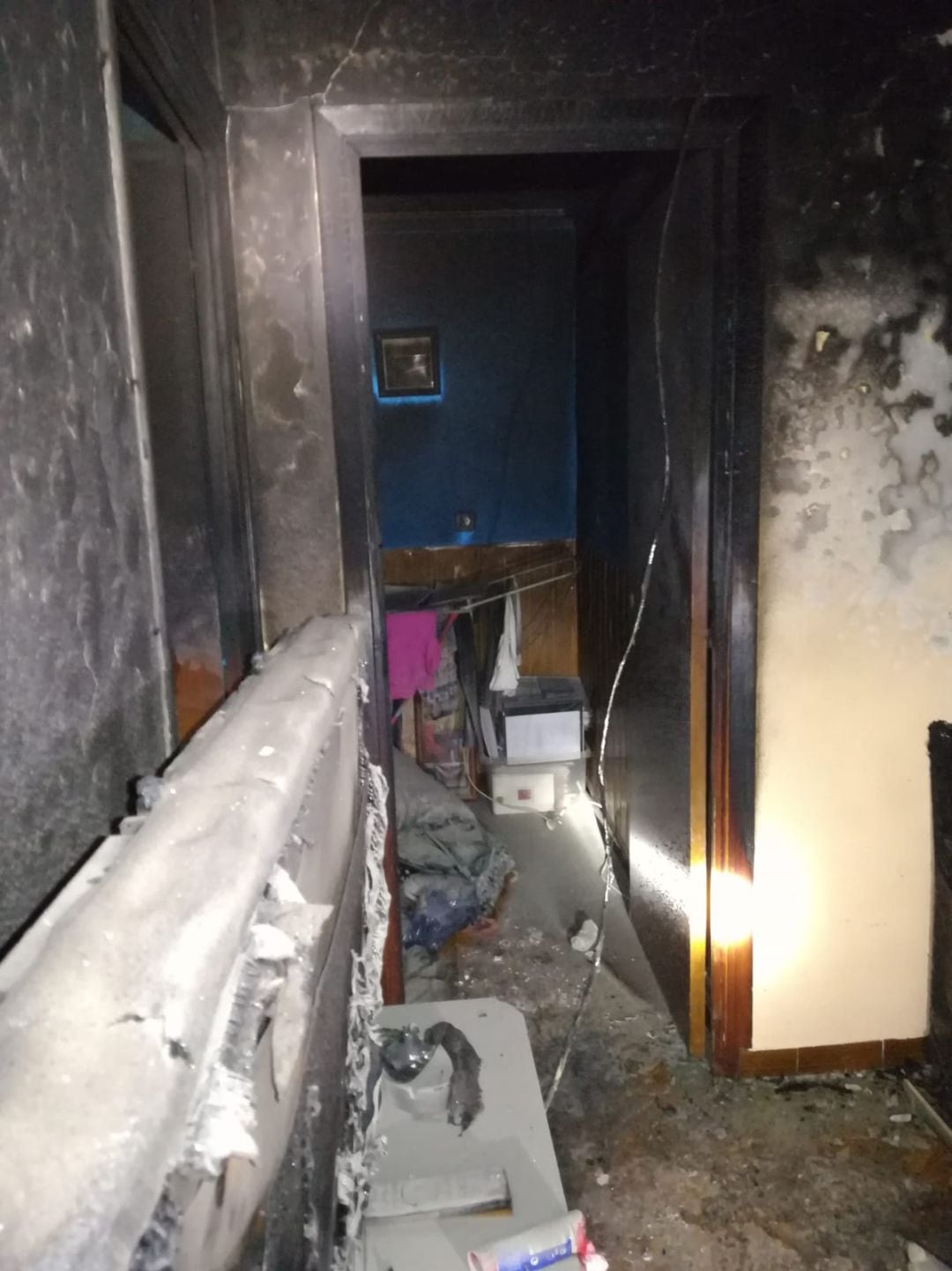 Interior de la vivienda en la que se declaraba el incendio