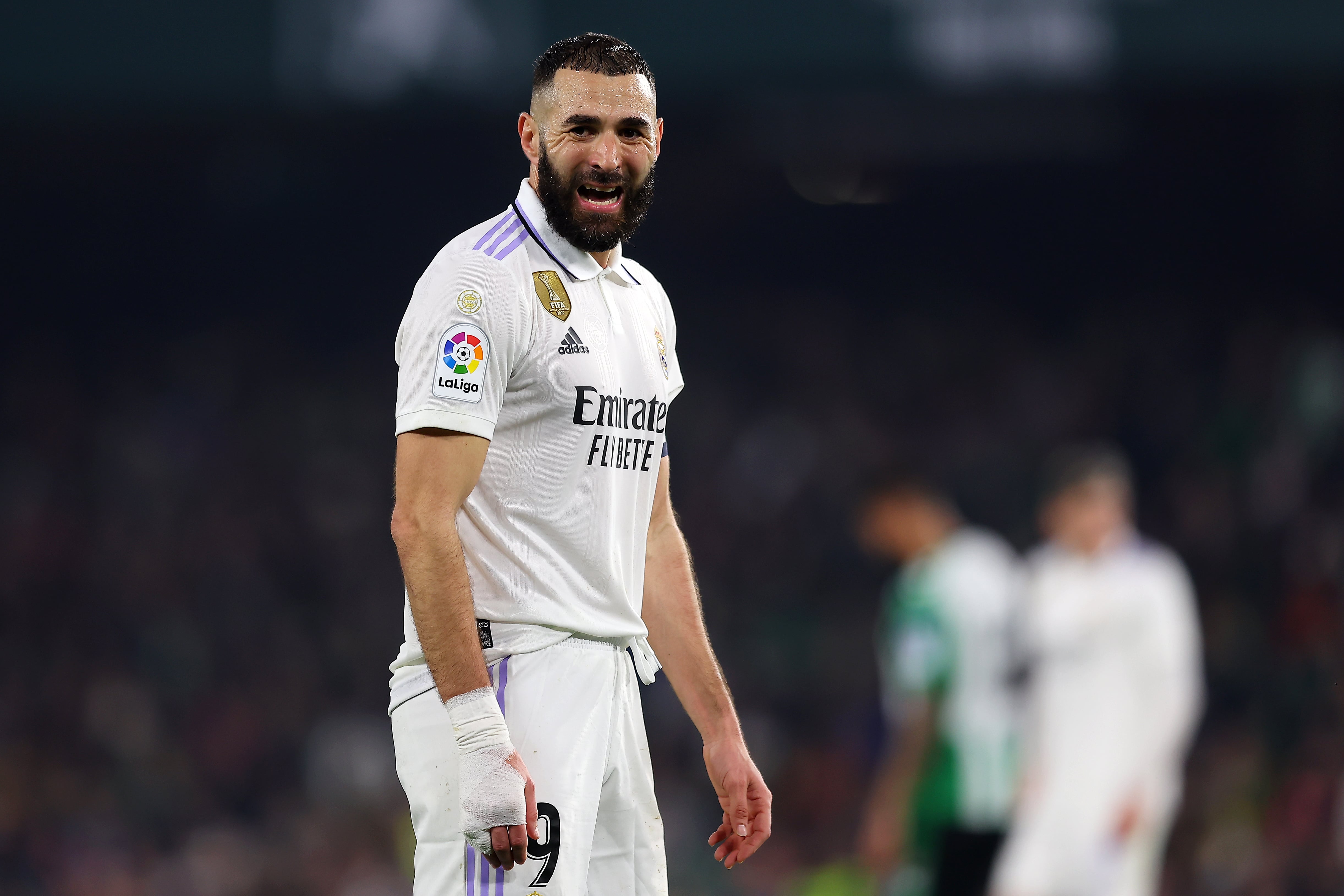 Benzema se lamenta durante un momento del Betis - Real Madrid.