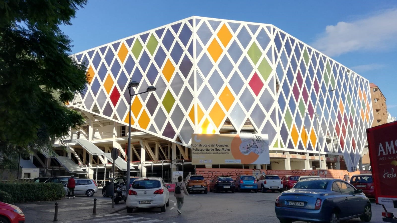 Exterior del polideportivo de Nou Moles, en València, cuando las obras estaban todavía en marcha.