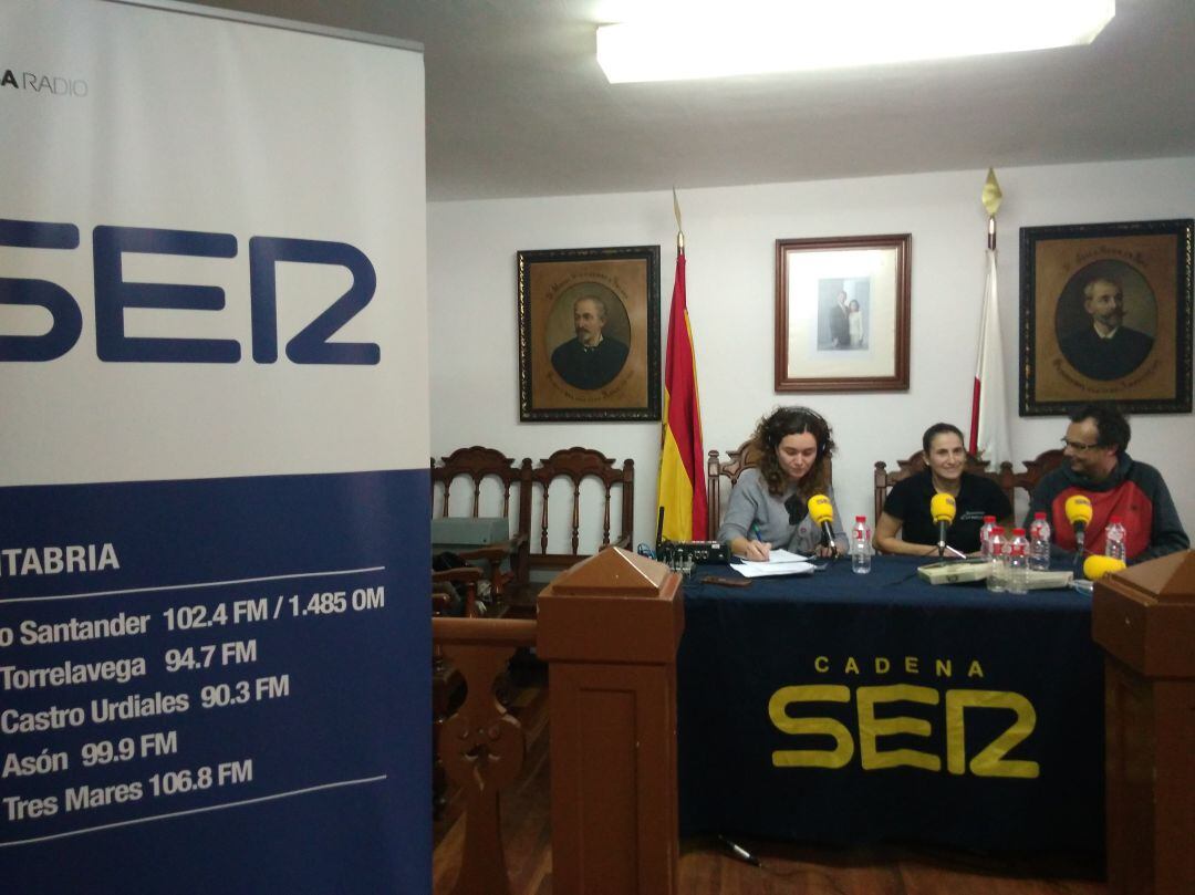 Margari Fernández y Martín González junto a María Gutiérrez en un momento del programa. 