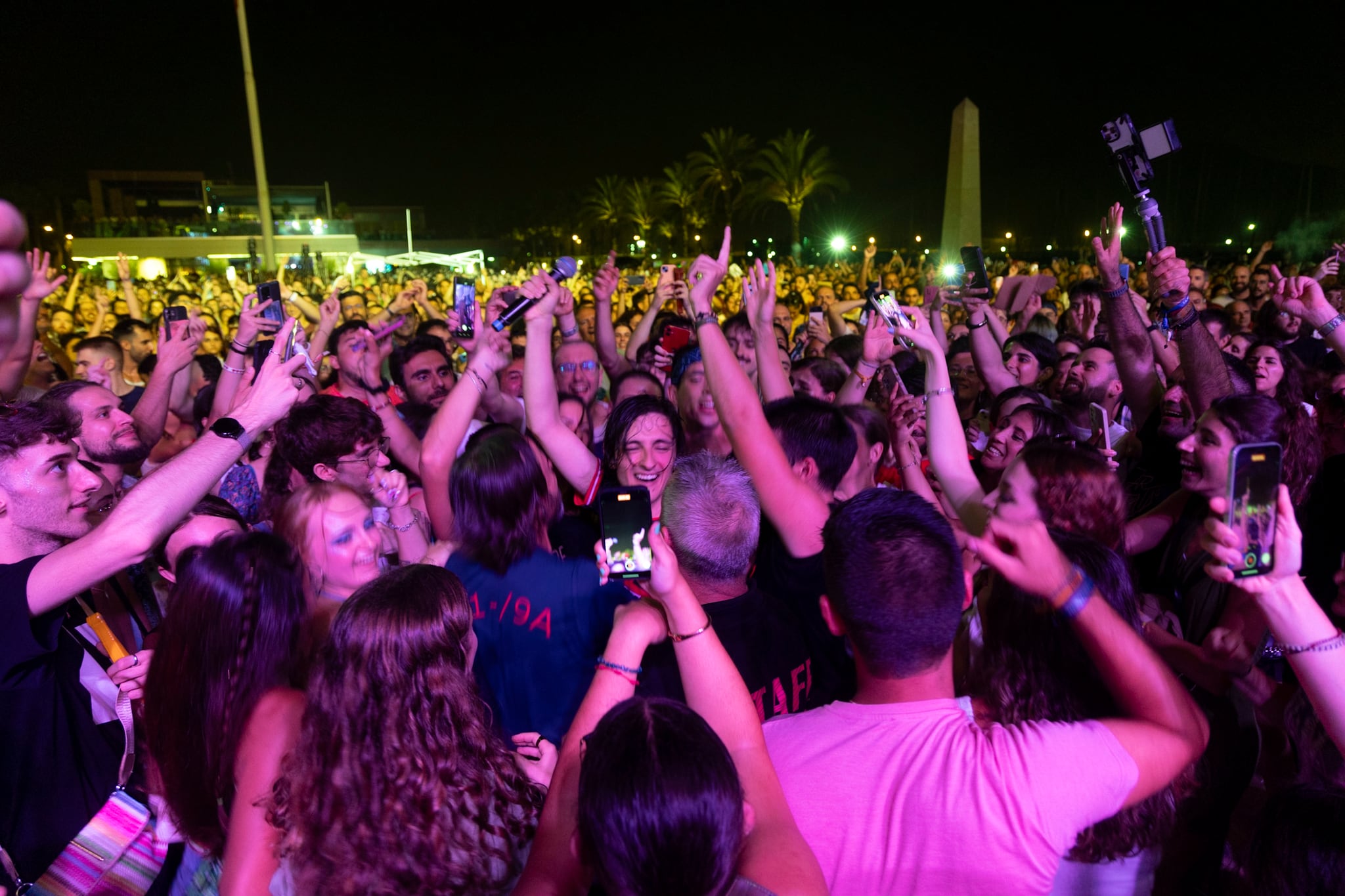 Antonio García de Arde Bogotá ente el publico del concierto.