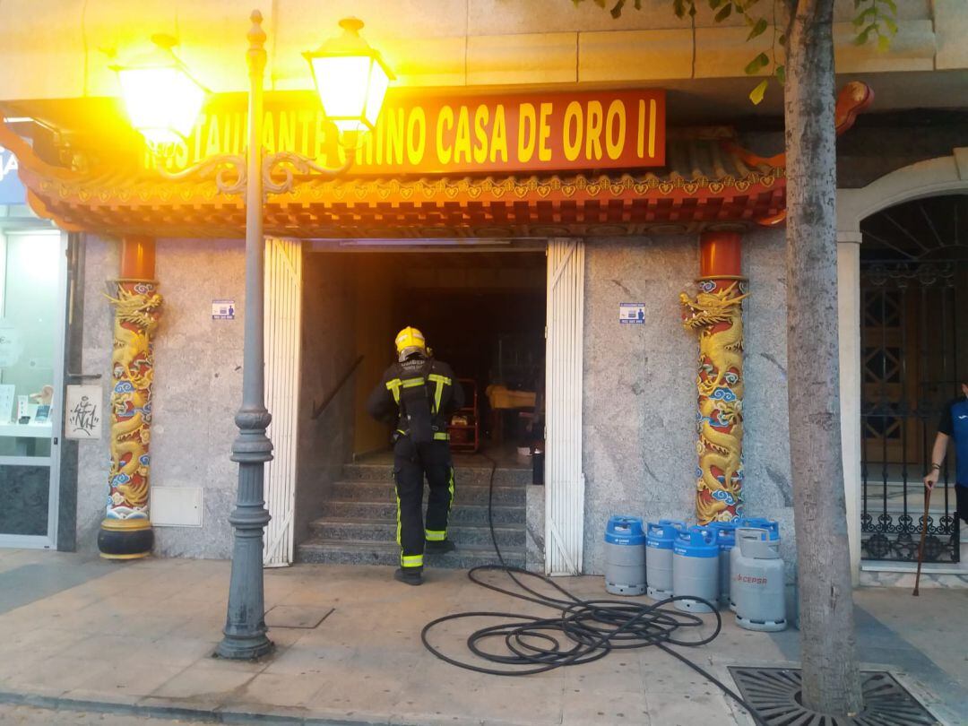 El incendio se declaró en la cocina de un restaurante situado en la calle Toledo