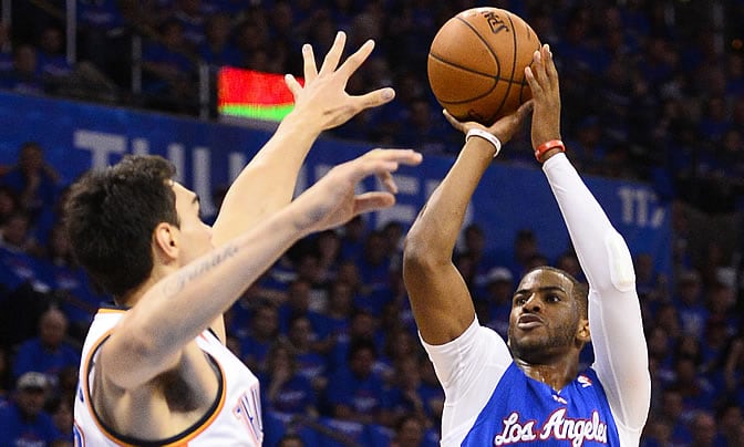 Chris Paul lanza a canasta frente a Steven Adams