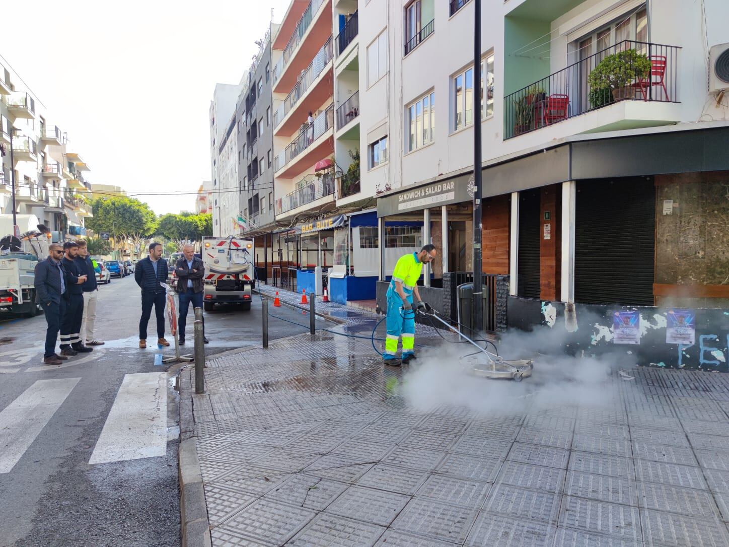 Imagen de archivo del personal de limpieza trabajando en Madrid durante una campaña