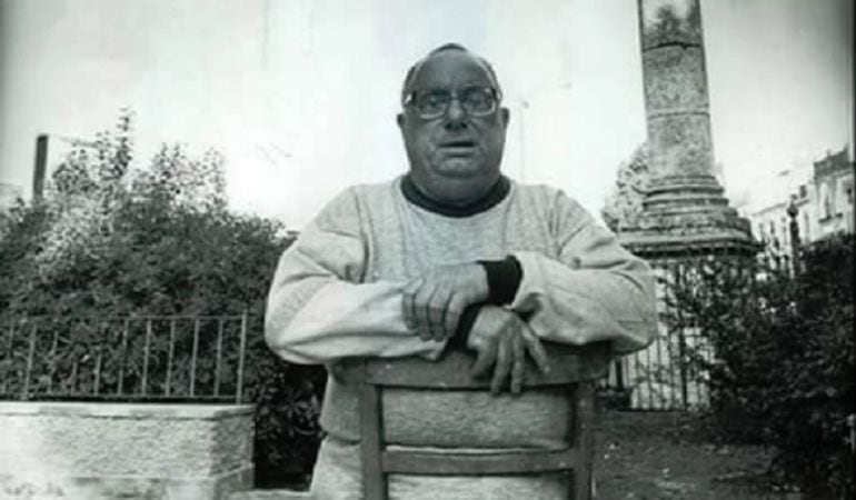 Inconfundible imagen de Paco Palacios &#039;El Pali&#039; ante las columnas de La Alameda