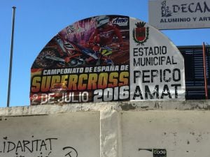 Cartel que anuncia el evento en el estadio