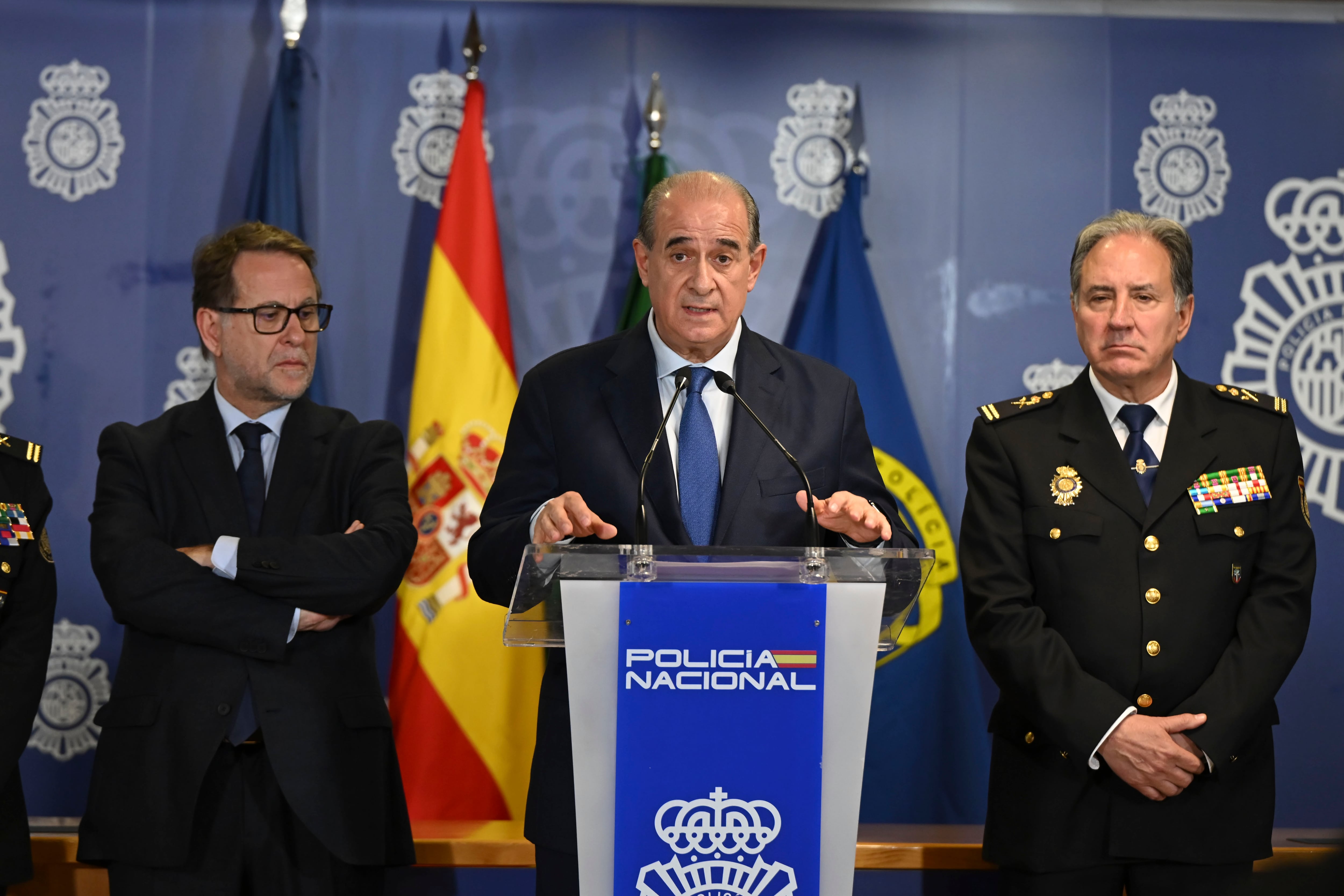 El director general de la Policía Nacional, Francisco Pardo Piquera hace una declaración en presencia entre otros, del director nacional de la Policía Judicial Portuguesa, Luis Neves, y del comisario general de Policía Judicial, Luis Fernando Pascual Grassa