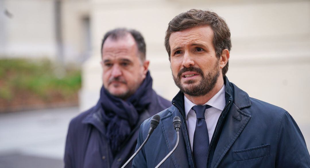 El líder del PP, Pablo Casado, responde a los medios durante una visita al Centro Memorial de Víctimas del Terrorismo (FCMVT), a 22 de noviembre de 2021, en Vitoria, Euskadi, (España). La FCMVT es una fundación del sector público estatal creada con el objetivo preservar y difundir los valores democráticos que encarnan las víctimas del terrorismo, y concienciar al conjunto de la población. Esta visita es una de las dos paradas que Casado hace hoy en Euskadi. Posteriormente, el líder del PP acudirá a la reunión del Plenario de la European Round Table For Industry, que se celebrará en Bilbao