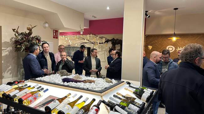 Momentos previos a la presentación de la programación especial de Semana Santa de Radio Jaén Cadena SER en el espacio 'Jaén de Vinos'