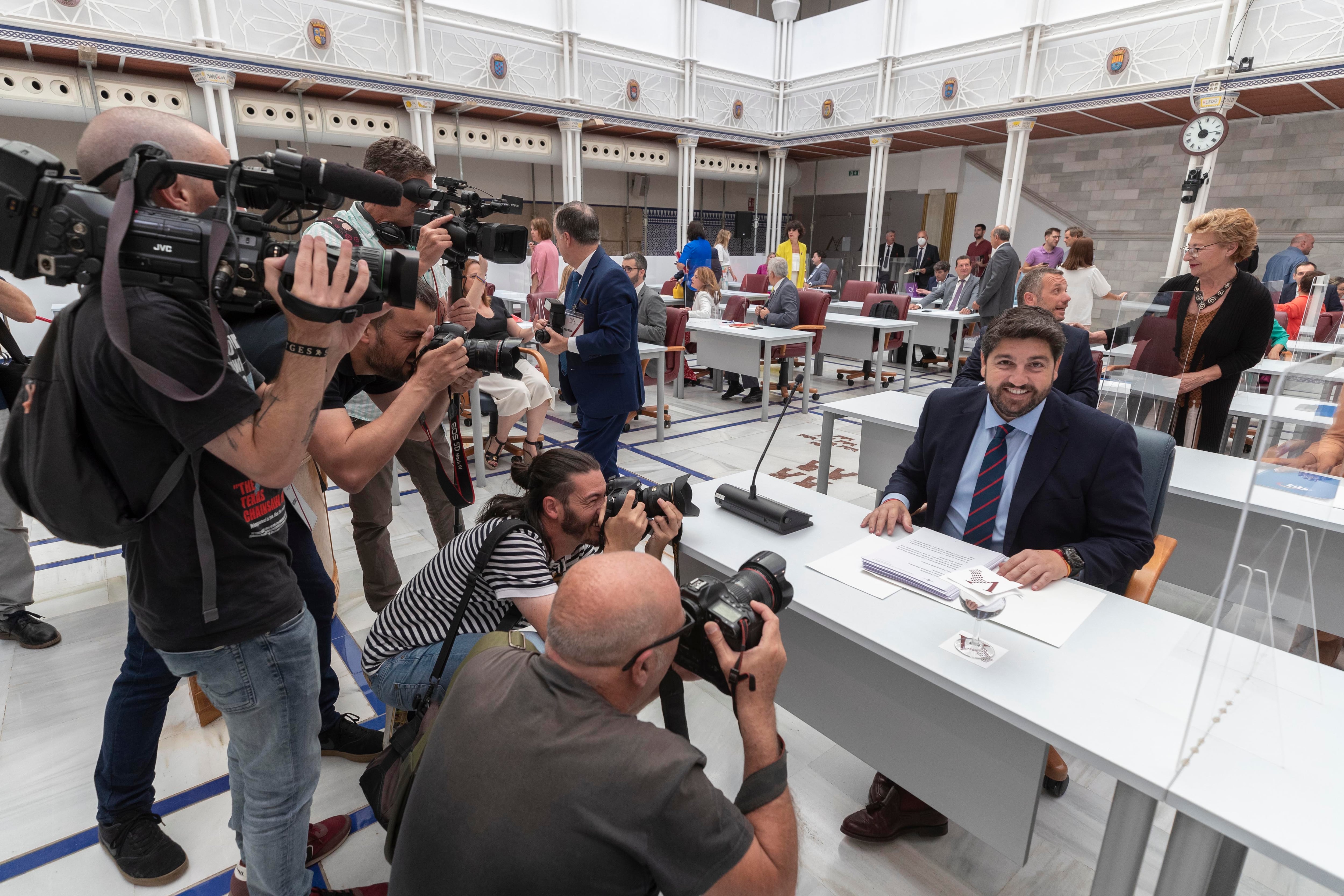 El presidente de la Comunidad de Murcia, Fernando López Miras (d), momentos antes del inicio del pleno del Debate del estado de la Región, este martes en la Asamblea Regional