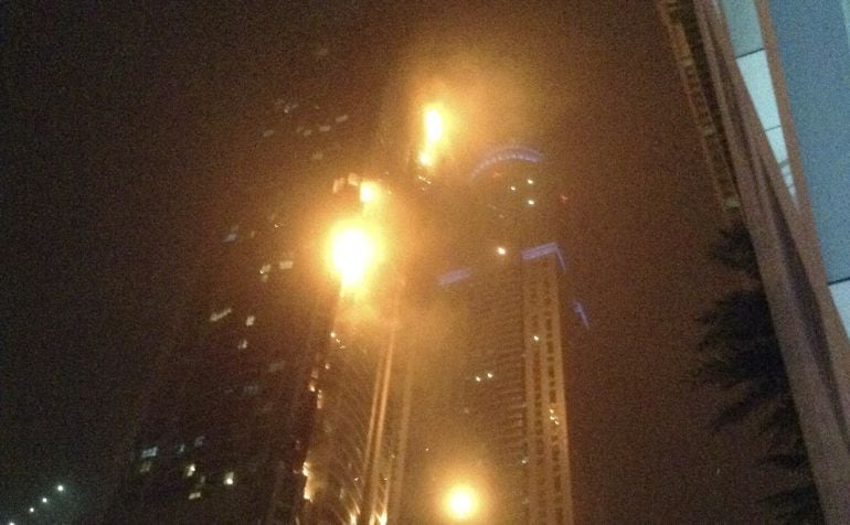 El fuego comenzó a las dos de la madrugada (22:00 hora local) en la planta 50 de un total de 79 que componen el edificio