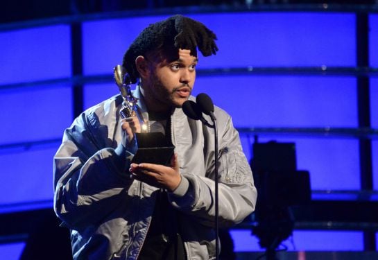 The Weeknd recibe uno de los siete premios Billboard que logró.