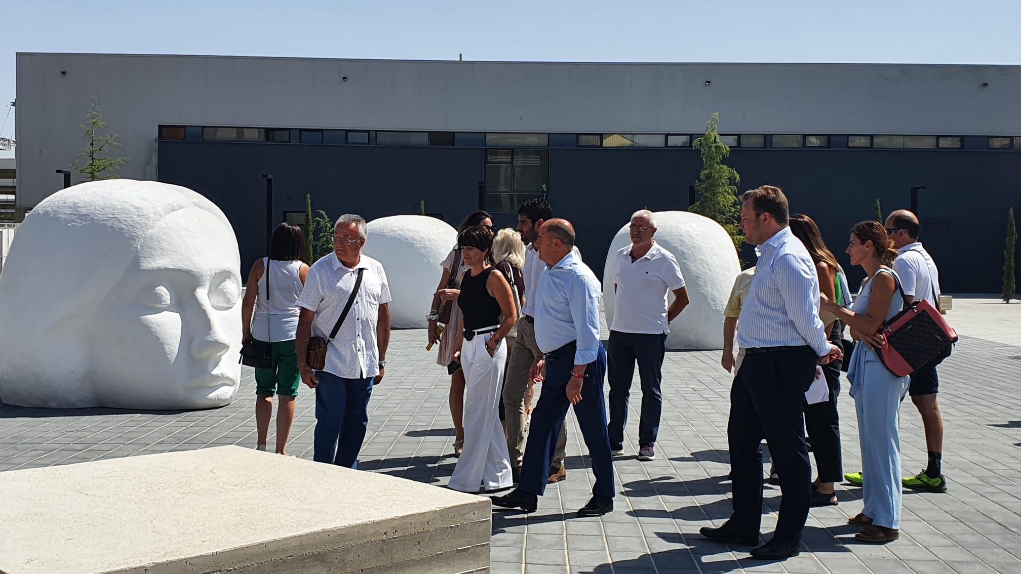Visita del alcalde de Albacete, Emilio Sáez, a la plaza exterior de la estación de autobuses de Albacete, ya terminada