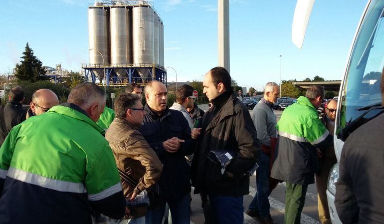 El candidat d'ERC al Congrés, Jordi Salvador, amb els treballadors de Covestro