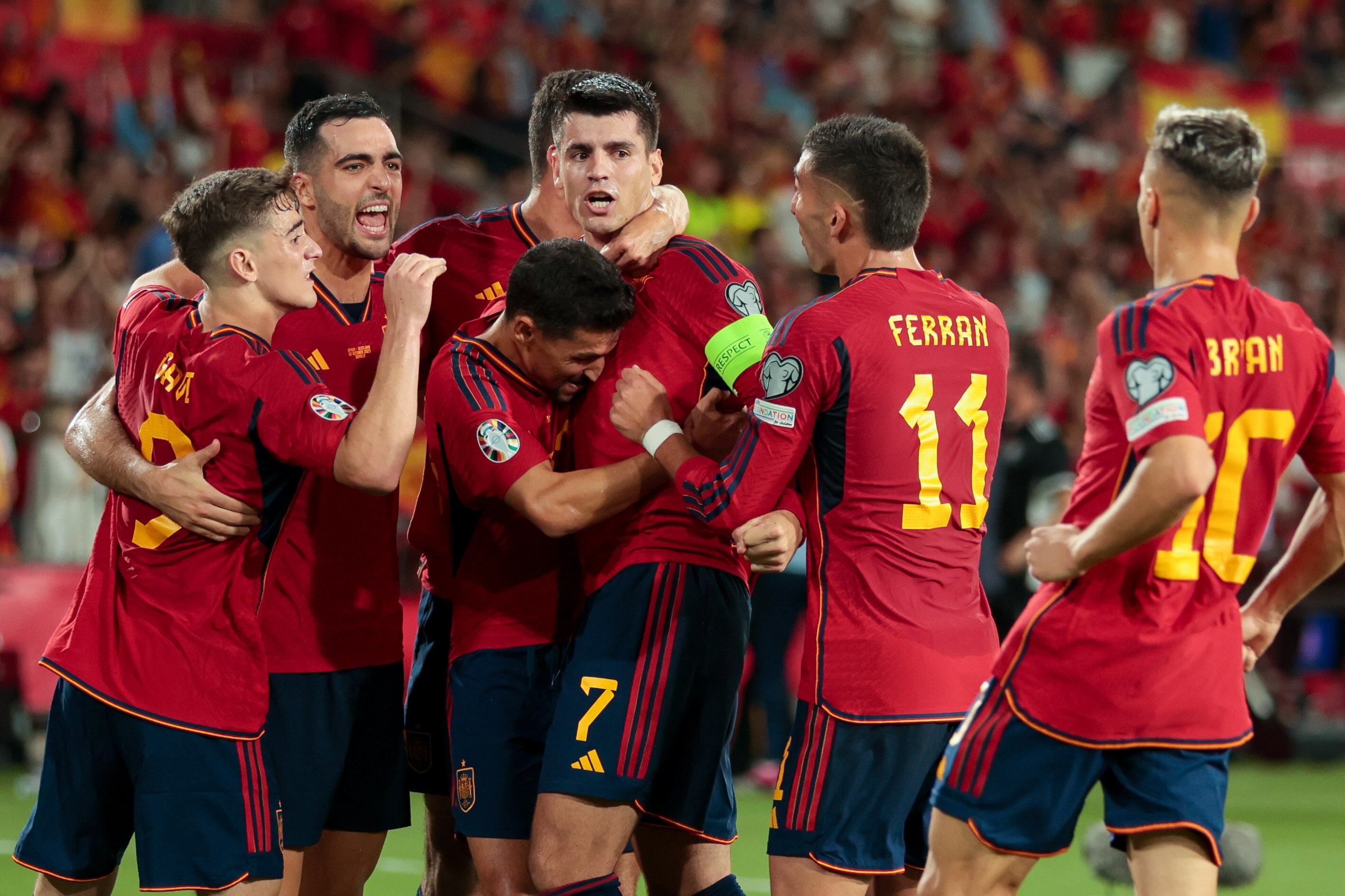 Los jugadores de la selección española festejan un tanto ante Escocia. (Photo by Jose Luis Contreras/DeFodi Images via Getty Images)