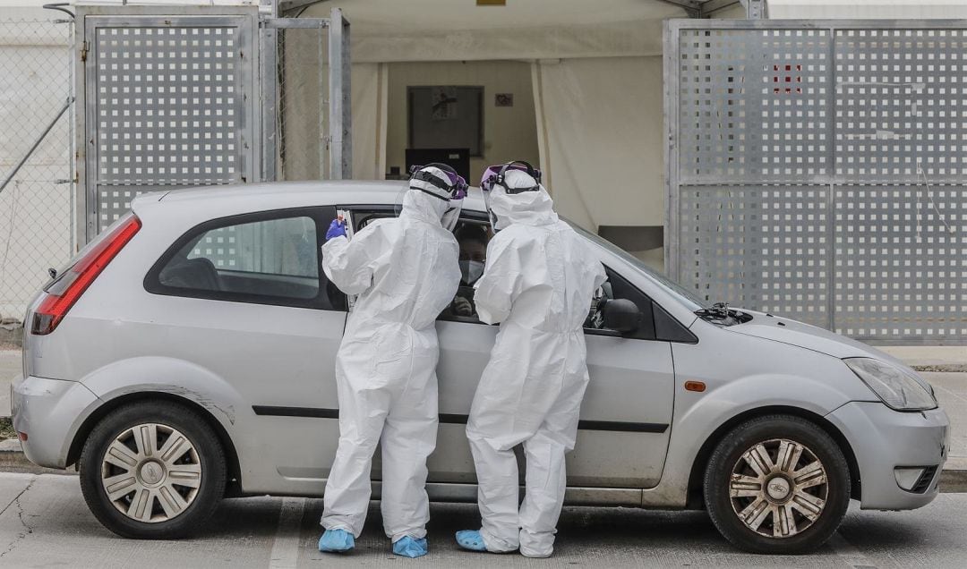 Dos sanitarios realizan una PCR. 