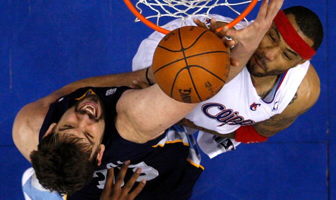 Marc Gasol lucha por un rebote con Kenyon Martin