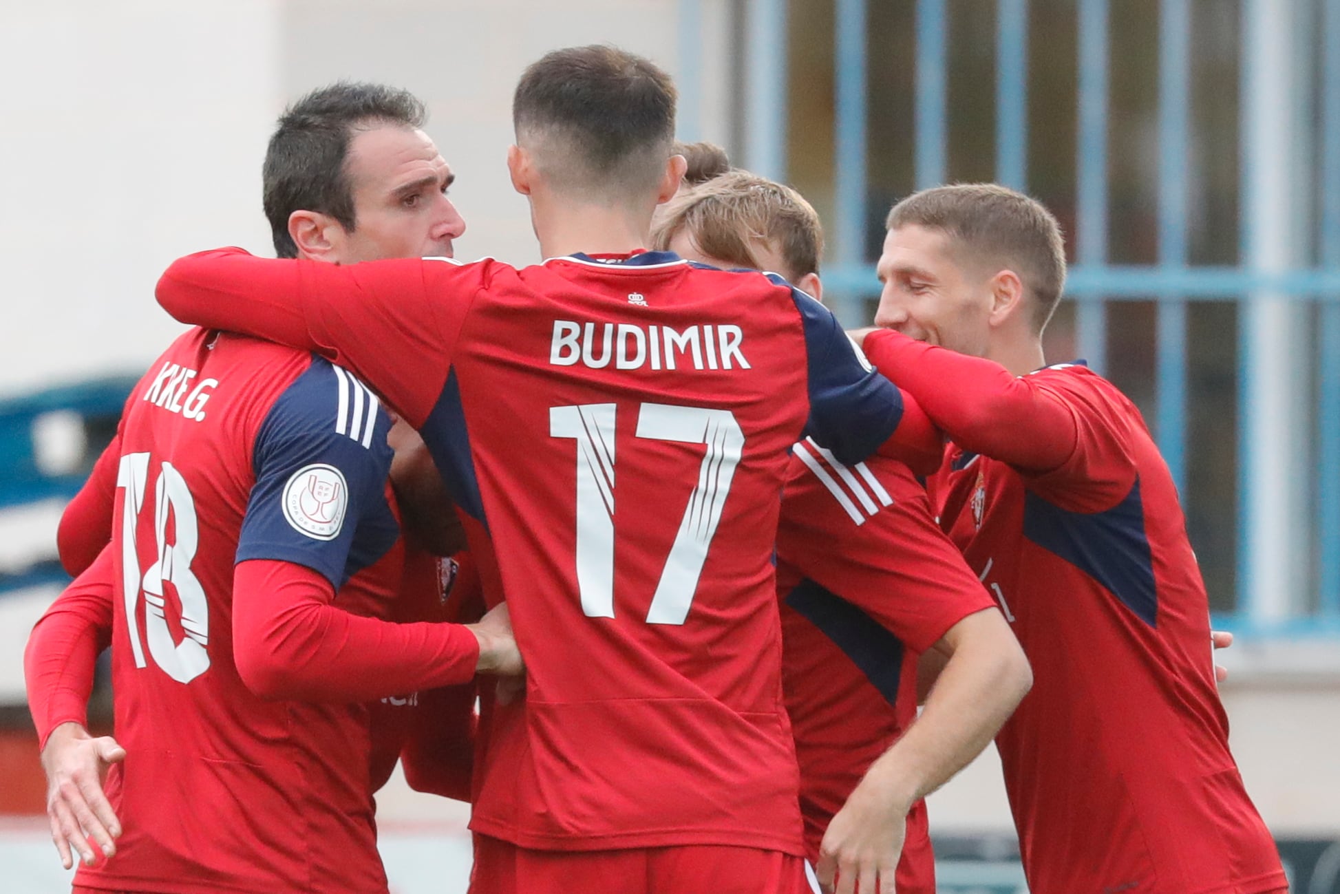 Los jugadores de Osasuna celebran el segundo gol del equipo navarro durante el encuentro correspondiente a la primera eliminatoria de la Copa del Rey que disputan hoy Sábado frente al Fuentes en el estadio San Miguel, en la localidad aragonesa de Fuentes de Ebro