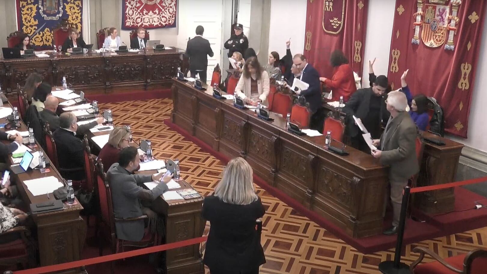 Los concejales de MC abandonan el salón de plenos