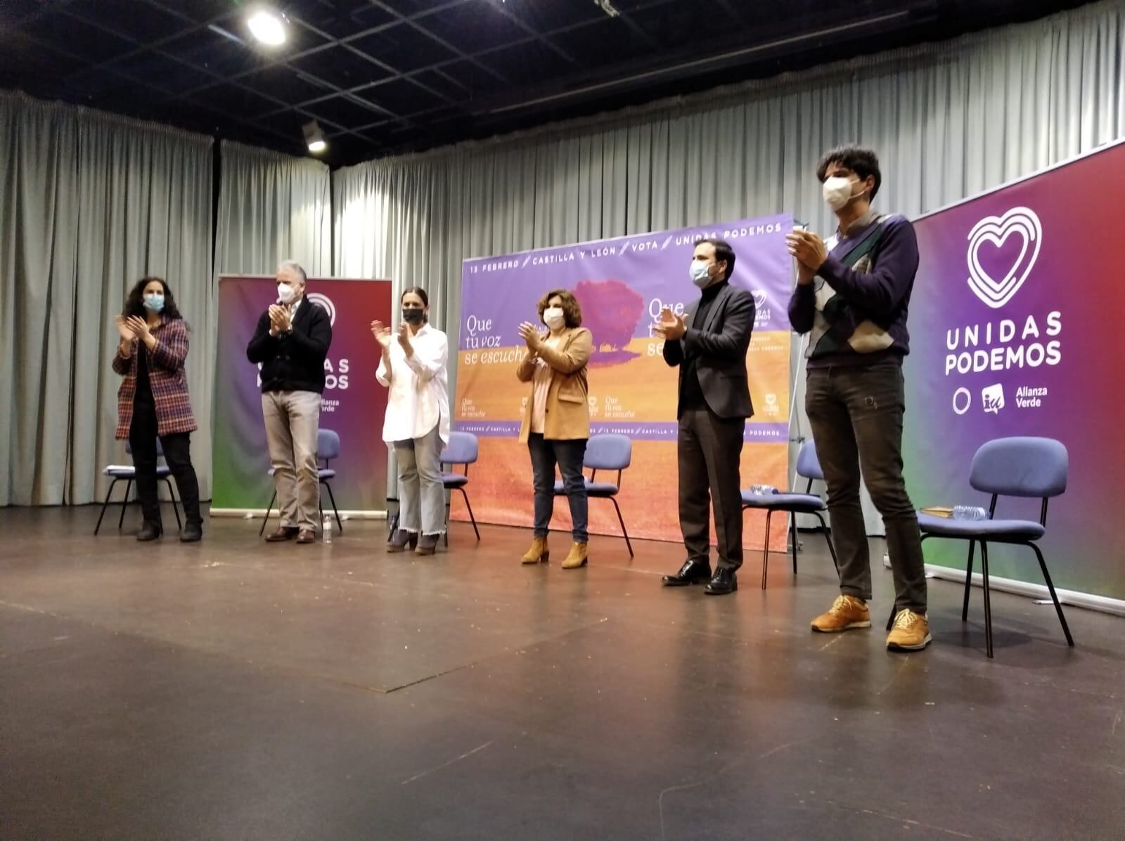 De izquierda a derecha: Vanesa González, Héctor Illueca, vicepresidente segundo de la Comunidad Valenciana, marga Arroyo, Pilar Garrido, coordinadora general de Podemos Euskadi, Alberto Garzón y Juan Gascón